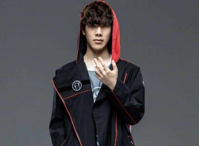 TES世界赛出征照：369笑嘻了~